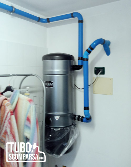 Impianto aspirapolvere con centrale Beam SC398 e tubazioni blu a vista