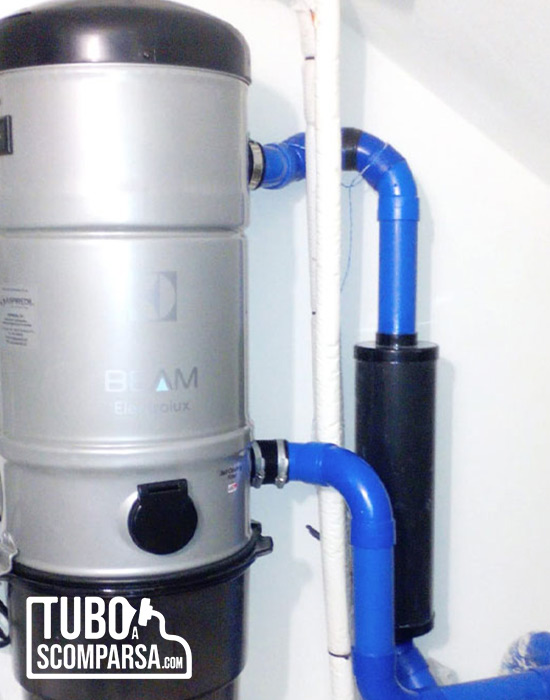 Centrale aspirante Beam Electrolux Platinum SC335 con tubazioni su lato destro e silenziatore nero