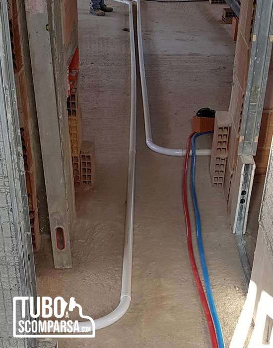 Esempio di curve a 90 gradi per tubo bianco a pavimento per impianto aspirapolvere centralizzato con tubo retrattile