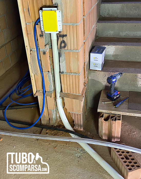 Bocchetta Retraflex V2 e curva a 90° per salita su punto aspirante in muro laterizio impianto aspirapolvere tubo a scomparsa